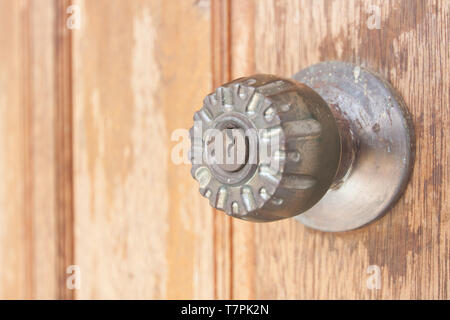 Maniglia in metallo su una vecchia porta di legno Foto Stock