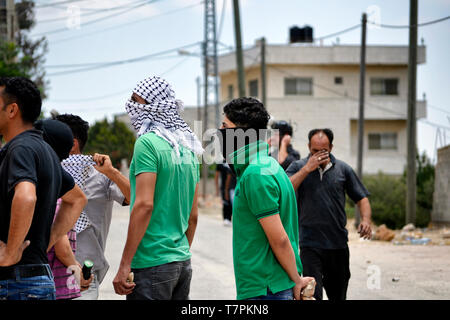 Giovani manifestanti durante la manifestazione di protesta contro gli insediamenti illegali e la confisca del villaggio di terre. Palestina Foto Stock