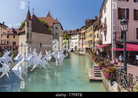 Francia, Haute Savoie, Annecy, la città vecchia e il fiume Thiou banche, ex prigioni del Palais de l'Isle e Isola Quays Foto Stock