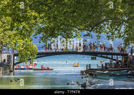 Francia, Haute Savoie, Annecy, barche sul Canal du Vasse e il Pont des Amours Foto Stock