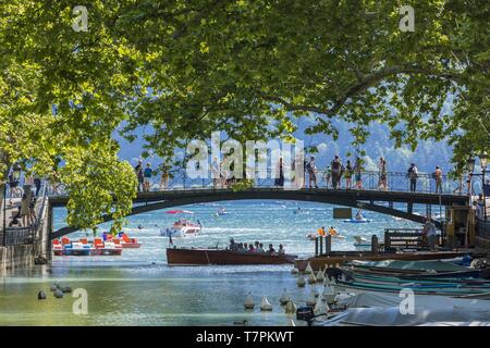 Francia, Haute Savoie, Annecy, barche sul Canal du Vasse e il Pont des Amours Foto Stock