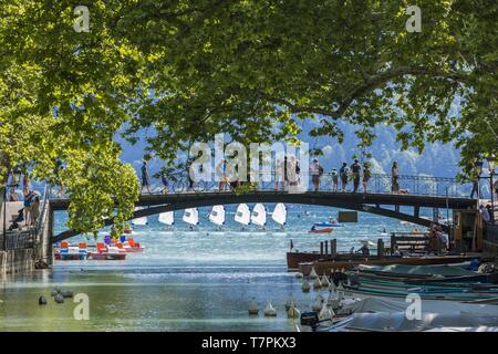 Francia, Haute Savoie, Annecy, barche sul Canal du Vasse e il Pont des Amours Foto Stock