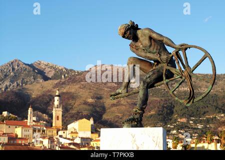 Francia, Alpes Maritimes, Menton, statua di Ulisse da Anna Chromy con la basilica di San Michele Arcangelo a fondo Foto Stock