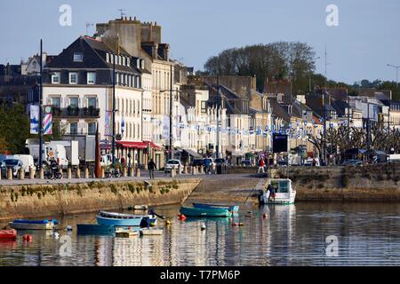 Francia, Finisterre, Concarneau, case nel centro della città di fronte al porto Foto Stock