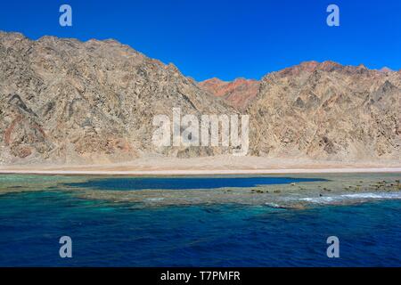 L'Egitto, il Sinai, montagna e barriera corallina vicino a Dahab Foto Stock