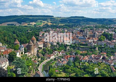 Francia, Côte d'Or, Semur en Auxois, il castello chiamato anche il mastio e la chiesa collegiata di Notre Dame (vista aerea) Foto Stock