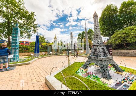 Danimarca, nello Jutland, Billund, LEGOLAND® Billund è il primo parco Legoland fondata nel 1968, vicino alla sede della LEGO® azienda , qui la Torre Eiffel con il Burj Khalifa in background, Shanghai Tower e il Makkah Clock Royal Tower Hotel Foto Stock
