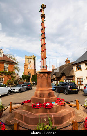 Dunchurch Thurlaston e Memoriale di guerra nella piazza del villaggio di Dunchurch, vicino a Rugby, Warwickshire, West Midlands, Inghilterra Foto Stock