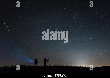 Silhouette fotografi con un cielo pieno di stelle sullo sfondo di notte Foto Stock