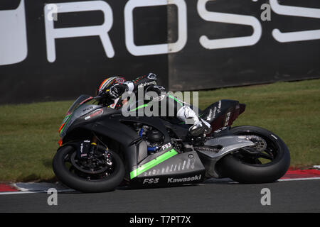 British Superbike rider Danny Buchan getting il ginocchio e il gomito verso il basso in corrispondenza di Oulton Park Foto Stock