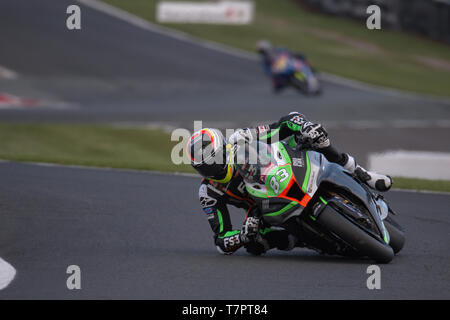 British Superbike rider Danny Buchan getting il ginocchio e il gomito verso il basso in corrispondenza di Oulton Park Foto Stock