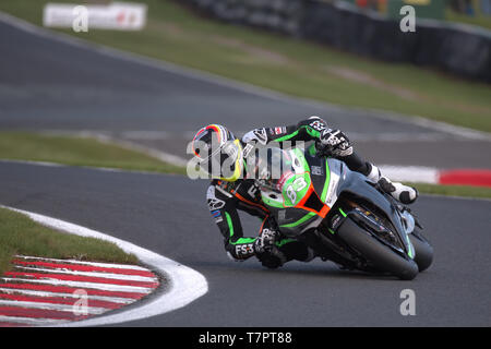 British Superbike rider Danny Buchan getting il ginocchio e il gomito verso il basso in corrispondenza di Oulton Park Foto Stock