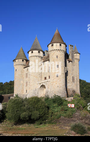 Chateau de Val, Lanobre, Cantal, Auvergne-Rhone-Alpes Auvergne (Francia) al tramonto questo 13thC chateau è ora un centro espositivo aperto al pubblico Foto Stock