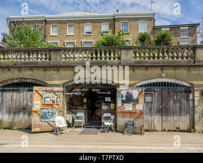 RICHMOND-UPON-THAMES, LONDRA, Regno Unito - 04 LUGLIO 2018: Boathouse on Buccleuch Passage che è stato convertito in piccolo Cafe Foto Stock