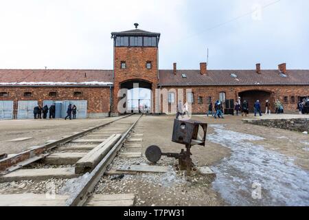 La Polonia, ad Auschwitz e Birkenau, Tedesco campo di lavoro e sterminio nazista (1940-1945), i visitatori all'entrata al campo di Auschwitz, linea ferroviaria Foto Stock