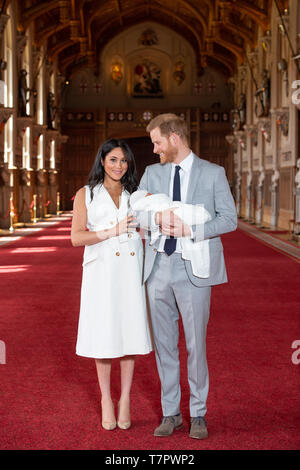 Il Duca e la Duchessa di Sussex con il loro bambino Figlio che nacque il lunedì mattina, durante un photocall in St George's Hall presso il Castello di Windsor in Berkshire. Foto Stock