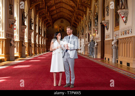 Il Duca e la Duchessa di Sussex con il loro bambino Figlio che nacque il lunedì mattina, durante un photocall in St George's Hall presso il Castello di Windsor in Berkshire. Foto Stock