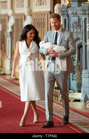 Il Duca e la Duchessa di Sussex con il loro bambino Figlio che nacque il lunedì mattina, durante un photocall in St George's Hall presso il Castello di Windsor in Berkshire. Foto Stock