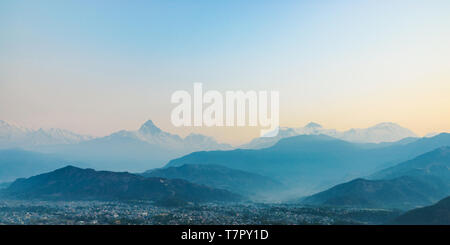 Vista panoramica del Machapuchare e il Annapurnas all alba da Sarangkot in Nepal Foto Stock