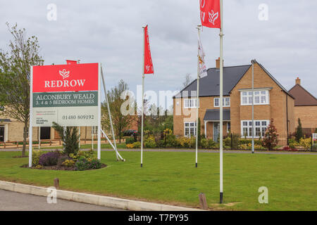 Redrow nuova costruzione di case,Alconbury Weald principali alloggiamento nuovo sviluppo, nei pressi di Huntingdon, Cambridgeshire, Inghilterra, Regno Unito, GB Foto Stock