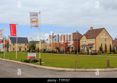 Redrow nuova costruzione di case,Alconbury Weald principali alloggiamento nuovo sviluppo, nei pressi di Huntingdon, Cambridgeshire, Inghilterra, Regno Unito, GB Foto Stock