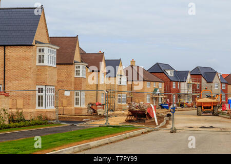 Redrow nuova costruzione di case,Alconbury Weald principali alloggiamento nuovo sviluppo, nei pressi di Huntingdon, Cambridgeshire, Inghilterra, Regno Unito, GB Foto Stock