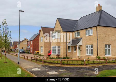 Redrow nuova costruzione di case,Alconbury Weald principali alloggiamento nuovo sviluppo, nei pressi di Huntingdon, Cambridgeshire, Inghilterra, Regno Unito, GB Foto Stock