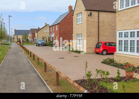 Redrow nuova costruzione di case,Alconbury Weald principali alloggiamento nuovo sviluppo, nei pressi di Huntingdon, Cambridgeshire, Inghilterra, Regno Unito, GB Foto Stock