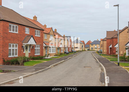 Redrow nuova costruzione di case,Alconbury Weald principali alloggiamento nuovo sviluppo, nei pressi di Huntingdon, Cambridgeshire, Inghilterra, Regno Unito, GB Foto Stock