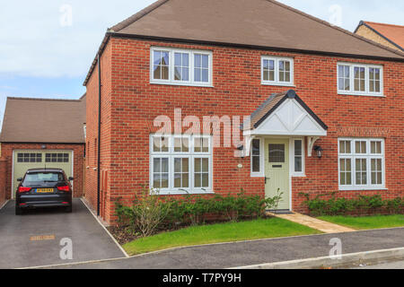 Redrow nuova costruzione di case,Alconbury Weald principali alloggiamento nuovo sviluppo, nei pressi di Huntingdon, Cambridgeshire, Inghilterra, Regno Unito, GB Foto Stock