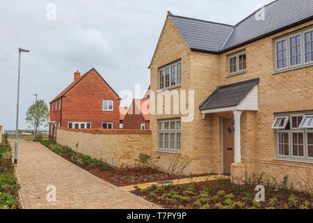 Redrow nuova costruzione di case,Alconbury Weald principali alloggiamento nuovo sviluppo, nei pressi di Huntingdon, Cambridgeshire, Inghilterra, Regno Unito, GB Foto Stock