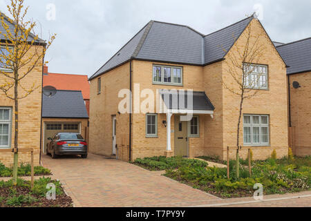 Redrow nuova costruzione di case,Alconbury Weald principali alloggiamento nuovo sviluppo, nei pressi di Huntingdon, Cambridgeshire, Inghilterra, Regno Unito, GB Foto Stock