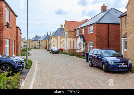 Redrow nuova costruzione di case,Alconbury Weald principali alloggiamento nuovo sviluppo, nei pressi di Huntingdon, Cambridgeshire, Inghilterra, Regno Unito, GB Foto Stock