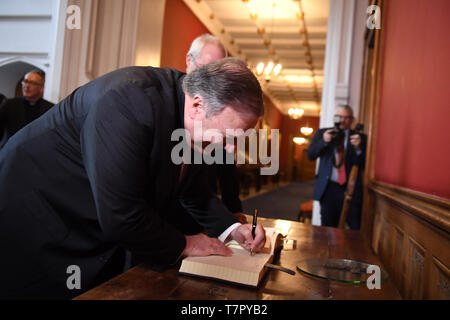 Il Segretario di Stato americano Mike Pompeo Firma il libro degli ospiti come egli arriva ad un incontro con l arcivescovo di Canterbury Justin Welby a Lambeth Palace di Londra. Foto Stock