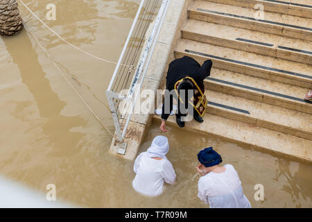 Qasr al Yahud,Israele,26-Marzo-2019:persone ricevono il battesimo dove Gesù fu battezzato da Giovanni Battista nel fiume Giordano Foto Stock