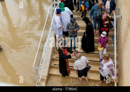 Qasr al Yahud,Israele,26-Marzo-2019:persone ricevono il battesimo dove Gesù fu battezzato da Giovanni Battista nel fiume Giordano Foto Stock