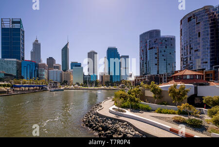 Il quartiere centrale degli affari di Perth visto da Elizabeth Quay ponte pedonale, Australia occidentale Foto Stock