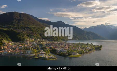 Vista panoramica e piccolo paesino sul Lago di Como Foto Stock