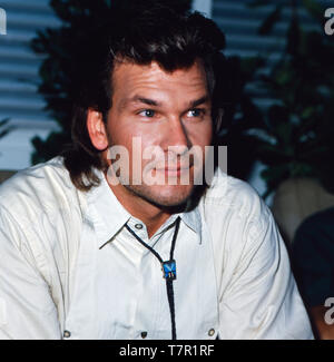 Der US-amerikanische Schauspieler, Sänger und Tänzer Patrick Swayze posiert für einige Porträtaufnahmen in den 1980er Jahren. L'attore americano, cantante e ballerino Patrick Swayze pone per alcuni ritratti negli anni ottanta. Foto Stock