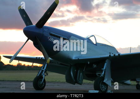 North American Mustang P-51D Miss Nellie a Abingdon Aria & Paese mostrano riprese notturne, Abingdon, Regno Unito Foto Stock