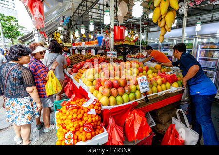 La popolazione locale Acquisto di frutta a Bugis Street Market, Singapore, Sud-est asiatico Foto Stock