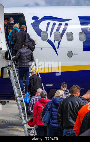 I passeggeri di salire a bordo della Ryanair Boeing 737 all'aeroporto di Manchester, Inghilterra, Regno Unito Foto Stock