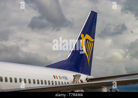 I passeggeri di salire a bordo della Ryanair Boeing 737 all'aeroporto di Manchester, Inghilterra, Regno Unito Foto Stock