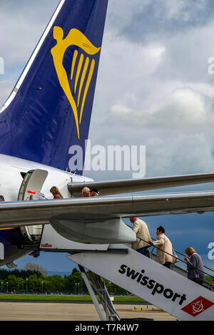 I passeggeri di salire a bordo della Ryanair Boeing 737 all'aeroporto di Manchester, Inghilterra, Regno Unito Foto Stock