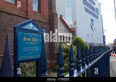 Everton, Liverpool, Regno Unito, aprile, 17, 2016: san Luca chiesa accanto a Everton Football Club, Goodison Park Stadium dove la squadra è stata fondata nel 1878, nessuno nella foto Foto Stock