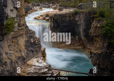 Marble Canyon cascata, Kootenay National Park, Canada in pieno vigore, presa con una lunga esposizione ad appianare i acqua e dare un aspetto lattiginoso Foto Stock