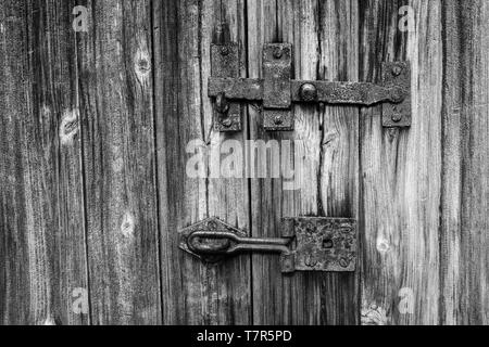 Una dettagliata close up di un capannone latch in un aspetto granuloso immagine in bianco e nero Foto Stock