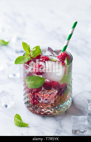 Cocktail di lampone, fizz, limonata, ice tea con menta fresca su Sfondo marmo Foto Stock