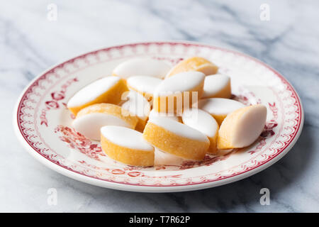 Calisson su una piastra. Sfondo marmo. In stile tradizionale francese Provenza dolci. Foto Stock