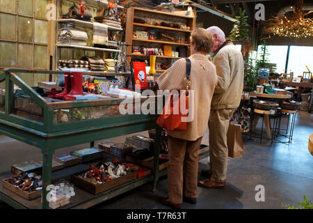 Westport, CT, Stati Uniti d'America. Nov 2018. Una coppia di anziani vivono una preoccupazione libera esplorazione dello stile di vita e i negozi di un artigianato locale store. Foto Stock